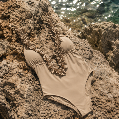 Costume Intero Beige con Volant – Eleganza Naturale e Stile Raffinato per l’Estate