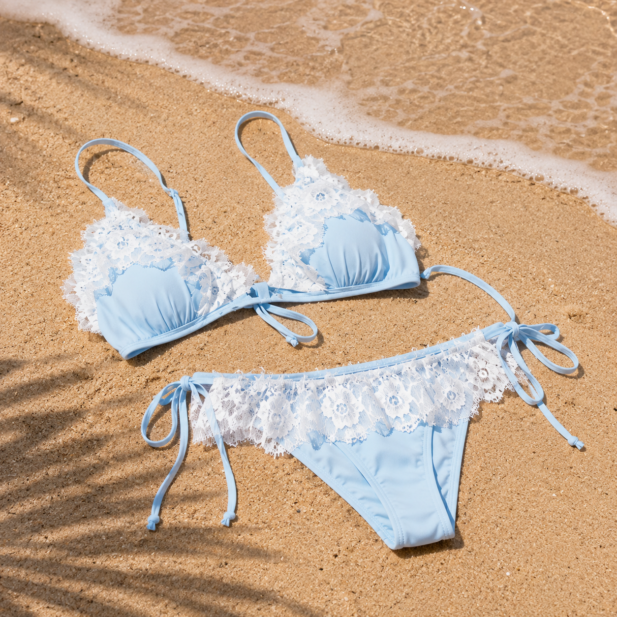 Bikini Azzurro Celeste con Eleganti Dettagli in Pizzo Bianco
